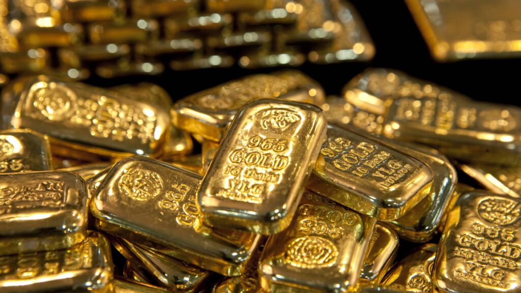 رقم قياسي جديد للذهب مع تجاوز الأونصة 2200 دولار