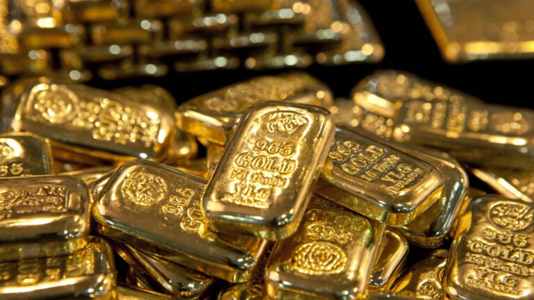 رقم قياسي جديد للذهب مع تجاوز الأونصة 2200 دولار