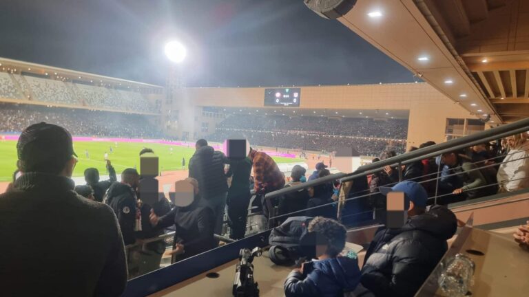 الجمعية المغربية للصحافة الرياضية تُدين بشدة اقتحام منصة الصحافة بالملعب الكبير لمراكش
