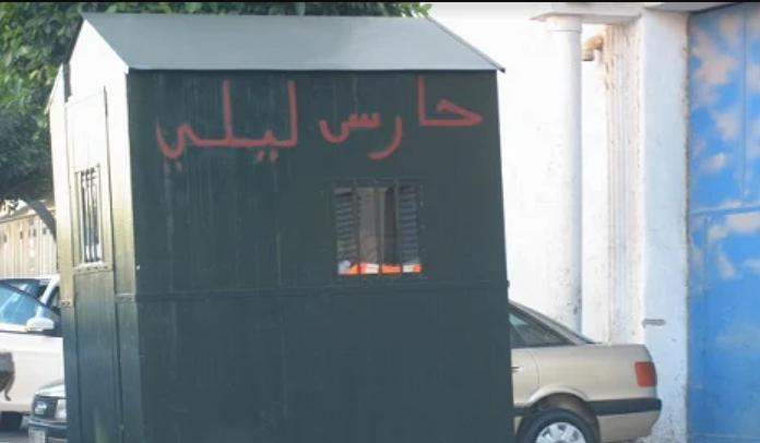 حارس ليلي يحتجز تلميذة
