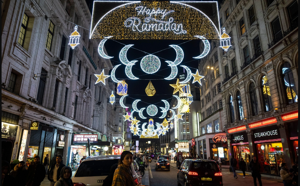 واجهات لندن تسطع بأضواء رمضان