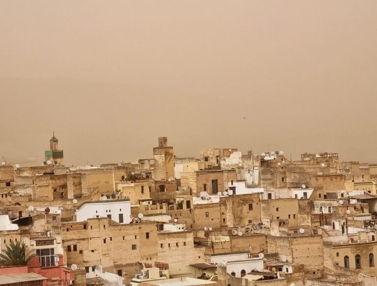 نشرة إنذارية: هبات رياح قوية مع تطاير للغبار يومي السبت والأحد بعدد من مناطق المملكة