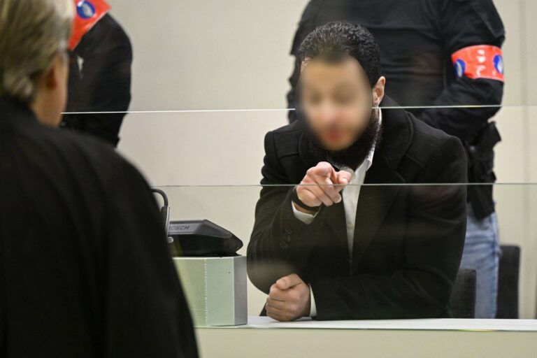 صلاح عبد السلام يعترض على احتجازه في زنزانة انفرادية أمام القضاء الفرنسي