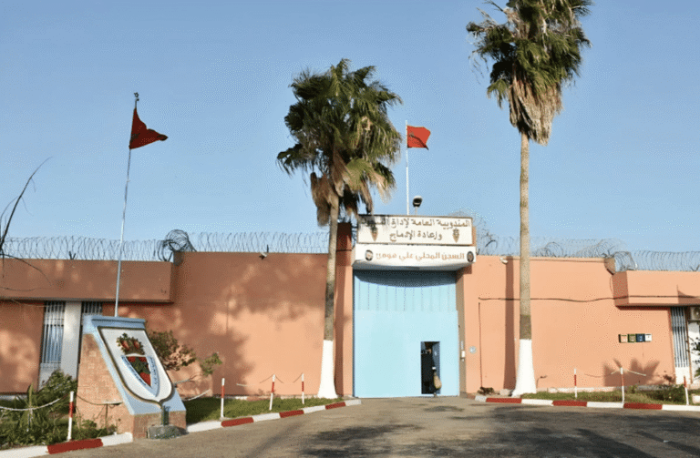 إدارة سجن علي مومن تبلغ النيابة العامة بضبط أربعة أقراص مهلوسة وقطع صغيرة من المخدرات