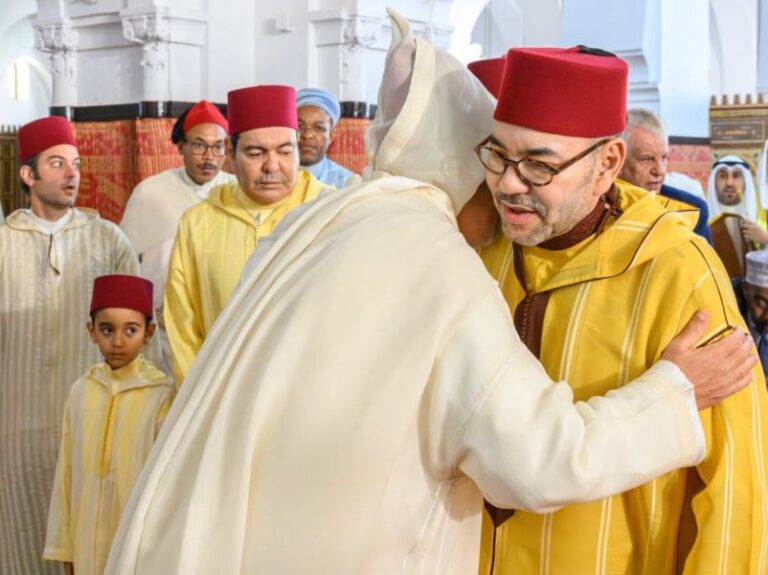 أمير المؤمنين يؤدي صلاة عيد الفطر بالدار البيضاء ويتقبل التهاني بهذه المناسبة السعيدة