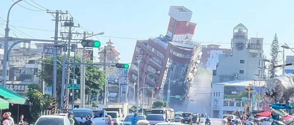 هز زلزال قوته 7.4 درجة تايوان، وهو أقوى زلزال يضرب الجزيرة منذ 25 عاماً على الأقل، مما تسبب في مقتل سبعة أشخاص وإصابة المئات