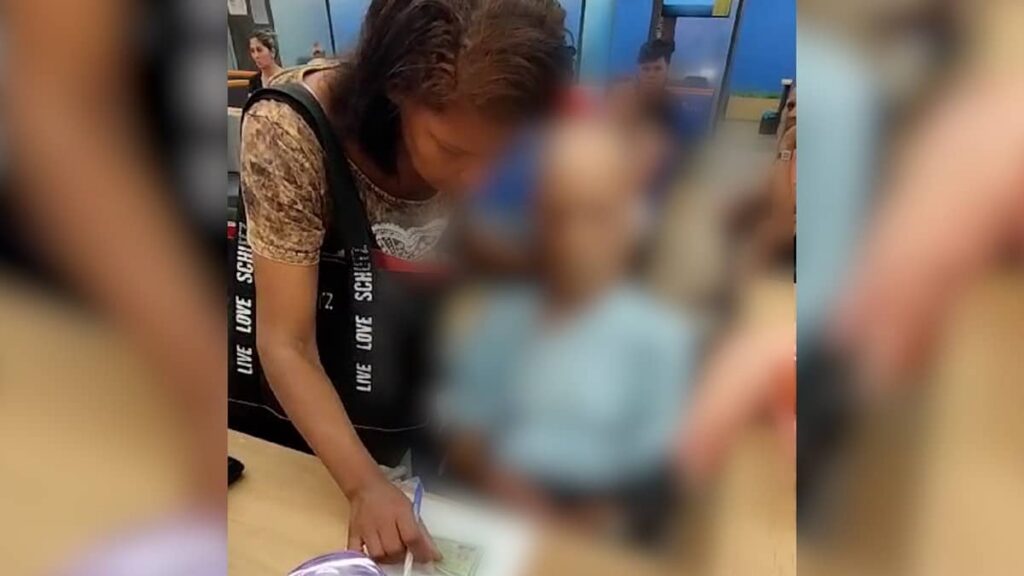 امرأة تصطحب جثة إلى بنك للتوقيع على طلب قرض (فيديو)