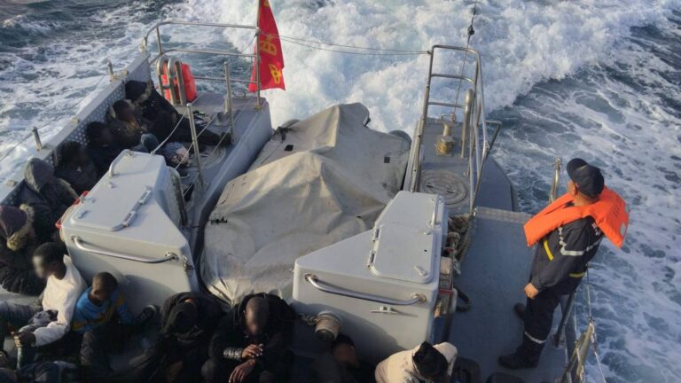 البحرية الملكية تجهض عملية للهجرة غير الشرعية وتقدم المساعدة لــ53 شخصا