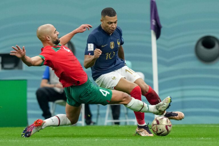 أمرابط يستبعد مبابي ويكشف اسم أقوى لاعب واجهه في مسيرته
