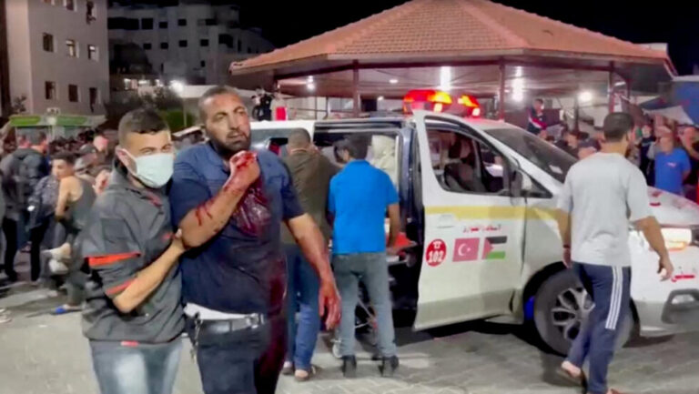 مئات القتلى في مستشفى في غزة وتبادل اتهامات بين اسرائيل والفلسطينيين بقصفه