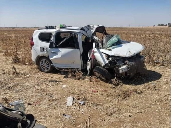 انقلاب سيارة "طاكسي" تودي بحياة شخصين وترسل آخرين للمستشفى