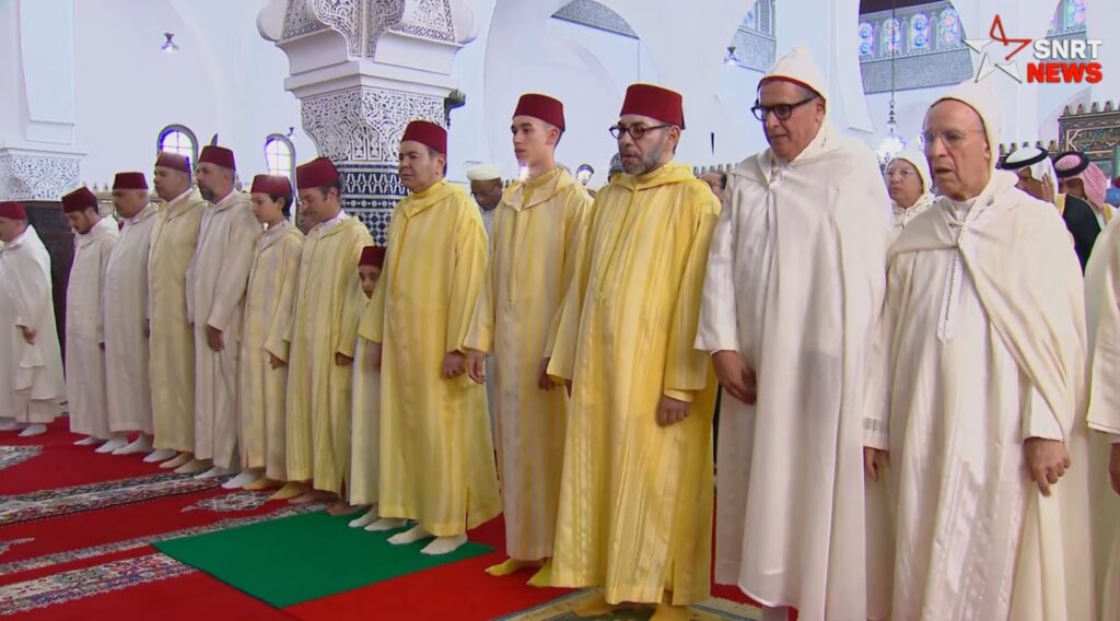 أمير المؤمنين يؤدي صلاة عيد الأضحى المبارك بمسجد الحسن الثاني بتطوان ويتقبل التهاني بهذه المناسبة السعيدة