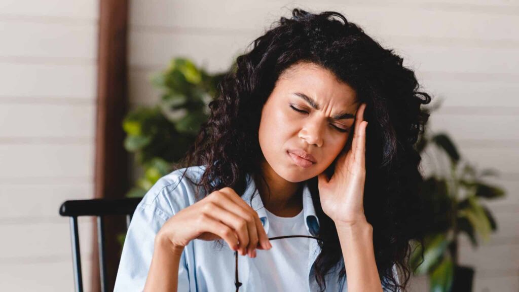 ما أسباب الصداع على جانب واحد من الرأس؟