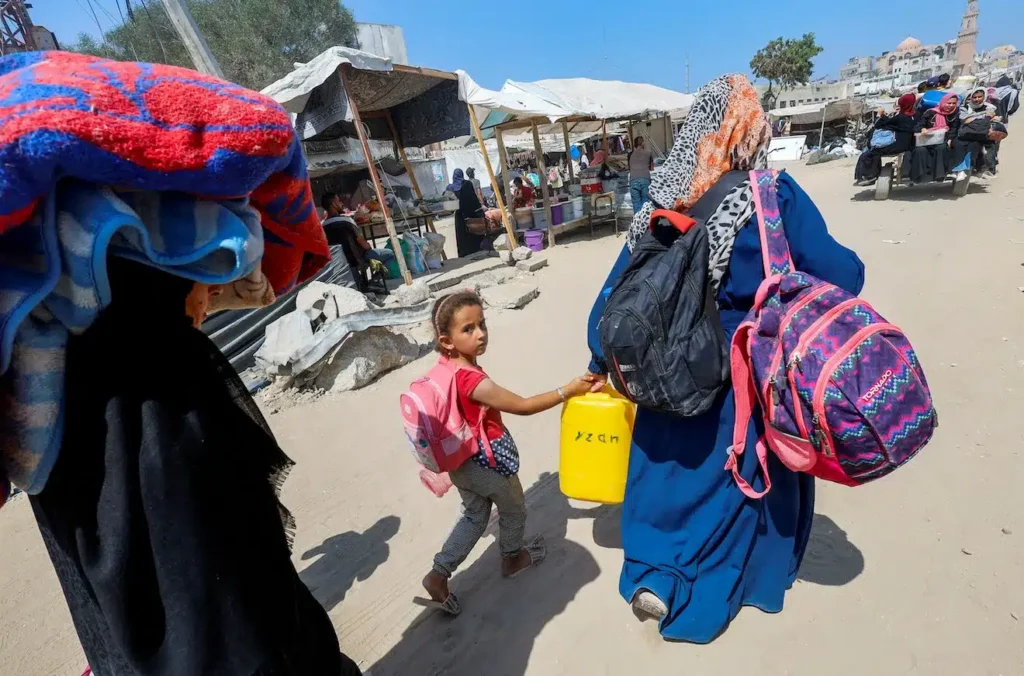 سكان جنوب غزة يبحثون عن مأوى جديد بعد أوامر الإخلاء