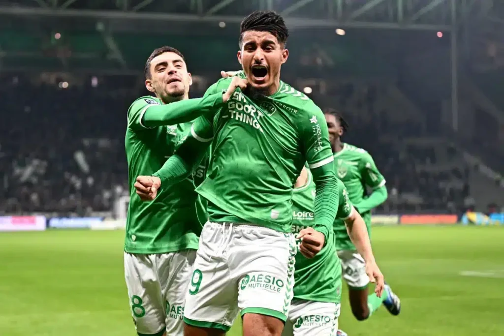 ليغ 1.. المغربي أيمن موفق يمدد عقده مع سانت إتيان