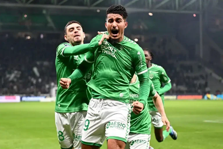 ليغ 1.. المغربي أيمن موفق يمدد عقده مع سانت إتيان