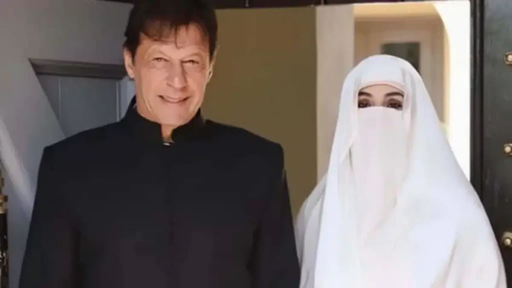 محكمة باكستانية تبرئ عمران خان وزوجته