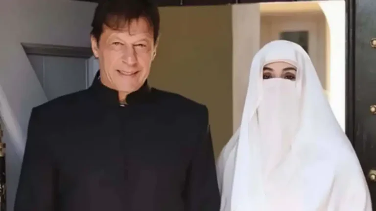 محكمة باكستانية تبرئ عمران خان وزوجته