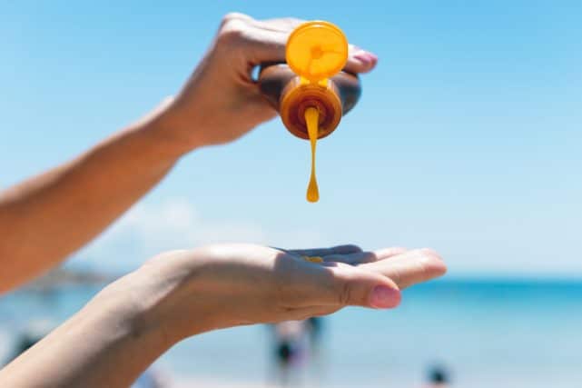 في الأجواء الحارة.. كيف تختار واقي الشمس المناسب لك؟