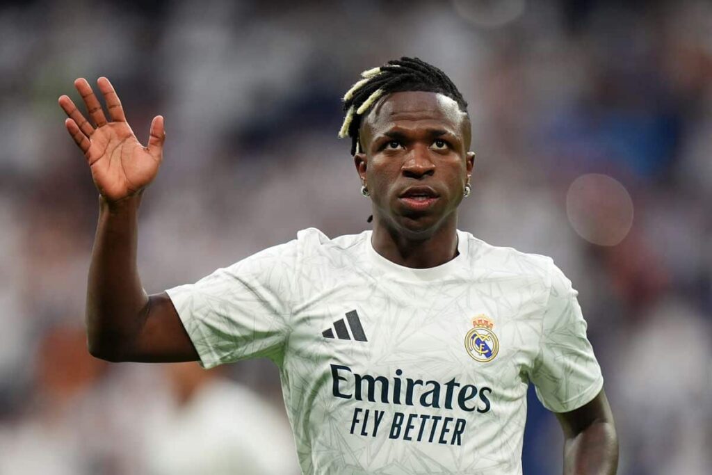 فينيسيوس يؤكد بقائه مع ريال مدريد