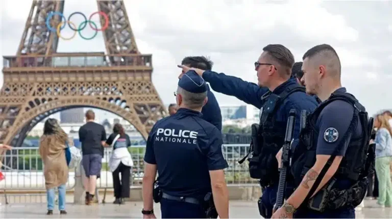 التبول في الشارع العام يقود مدربا فرنسيا بأولمبياد باريس إلى الاعتقال