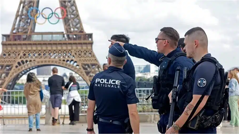 التبول في الشارع العام يقود مدربا فرنسيا بأولمبياد باريس إلى الاعتقال