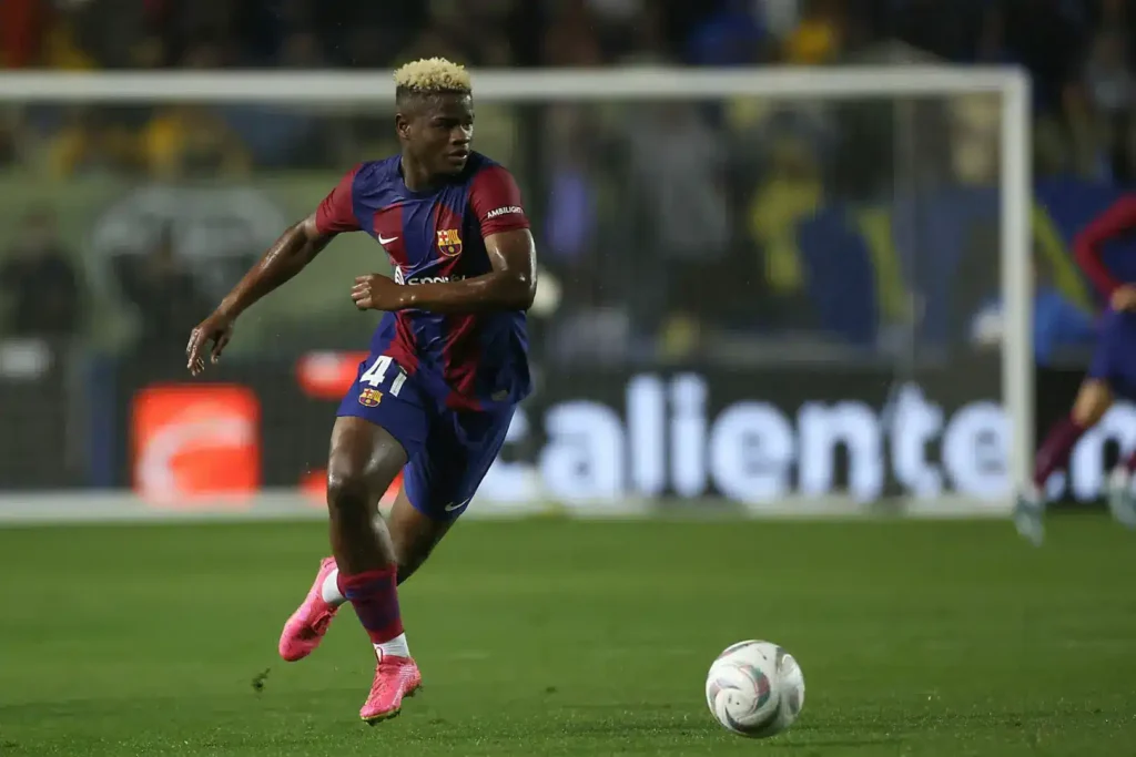 مقابل 10 ملايين يورو.. فاي يغادر برشلونة إلى رين الفرنسي