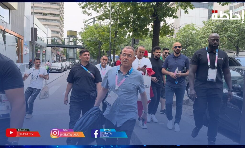 لقجع والركراكي يغادران غاضبين إقامة المنتخب الأولمبي بعد فوضى نقل اللاعبين إلى ملعب "حديقة الأمراء" (فيديو)