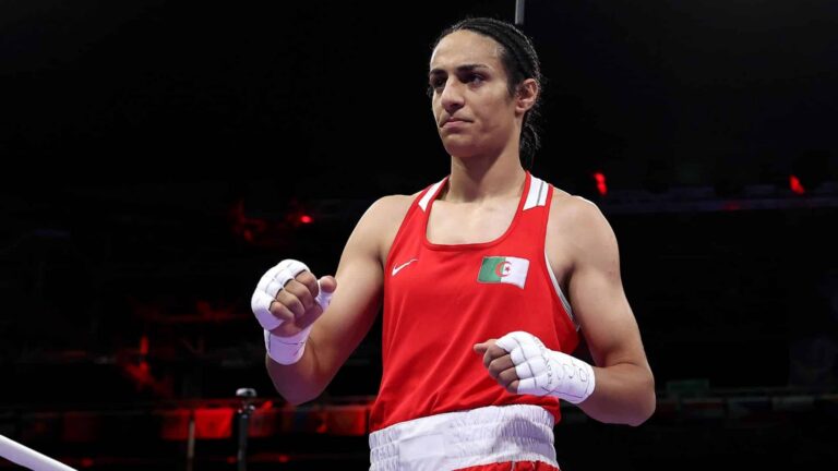 أولمبياد باريس 2024.. ملاكمة جزائرية تثير الجدل والذعر بعد انسحاب وبكاء منافستها