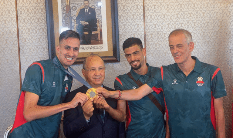 البقالي يحط الرحال في المغرب بعد التتويج بالذهب الأولمبي (صور)