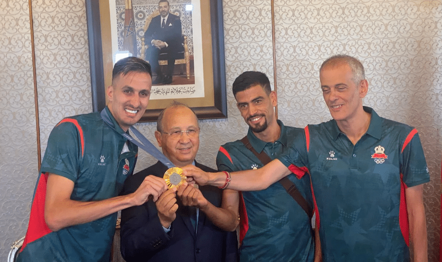 البقالي يحط الرحال في المغرب بعد التتويج بالذهب الأولمبي (صور)