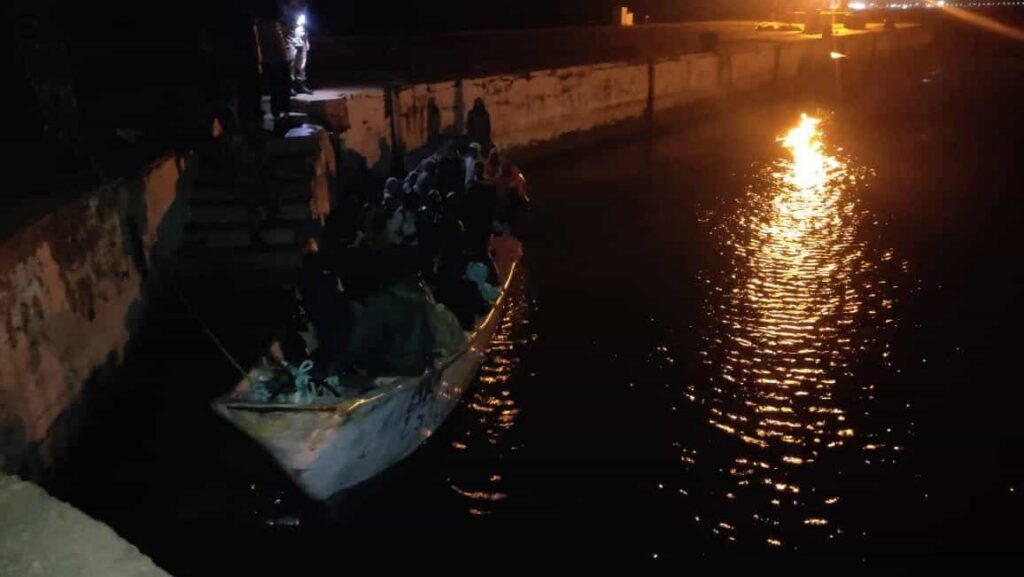 الداخلة.. البحرية الملكية تقدم المساعدة لـ68 مرشحا للهجرة غير النظامية من إفريقيا جنوب الصحراء