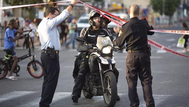 مقتل شخصين وجرح اثنين آخرين جراء هجوم طعن في مدينة حولون بضاحية تل أبيب