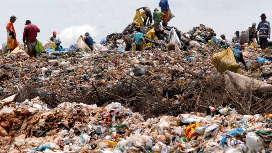 العثور على جثة رضيع وسط مطرح للنفايات بسطات
