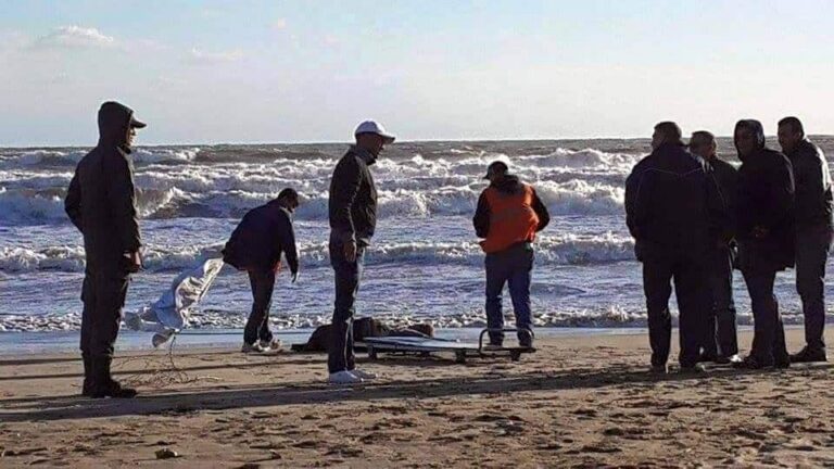 أمواج البحر تلفظُ جثة مجهولة بشاطئ "الكزيرة" بسيدي إفني