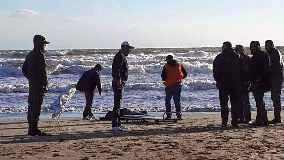 أمواج البحر تلفظُ جثة مجهولة بشاطئ "الكزيرة" بسيدي إفني