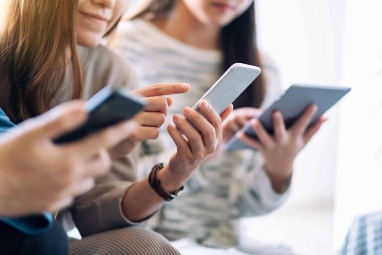 سلسلة وثائقية تكشف مفاجآت مؤسفة في الحياة الرقمية للمراهقين