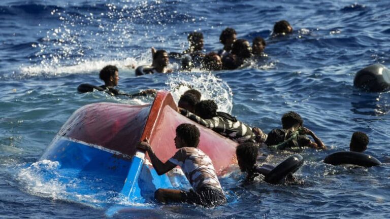 إسبانيا تواصل البحث عن 48 مهاجرا غرق قاربهم ومخاوف من أسوإ فاجعة منذ 30 عاما