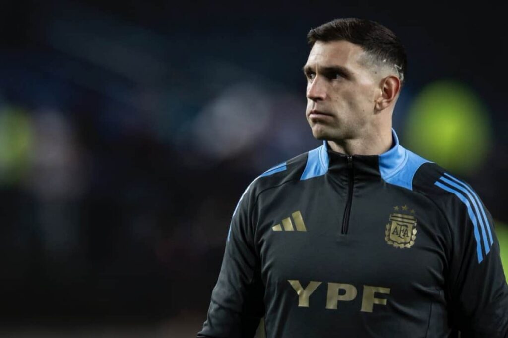 الاتحاد الدولي لكرة القدم يوقف حارس الأرجنتين إيميليانو مارتينيس مبارتين