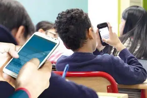 الهواتف المحمولة في المدارس.. بين الحظر المطلق والاستعمال المنضبط