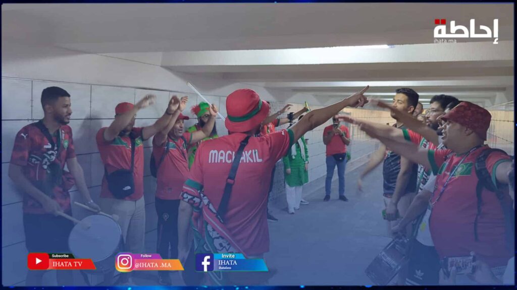 الجماهير المغربية تلتقط صورا تذكارية بطشقند وتتوجه إلى قاعة المباراة باحتفالية خاصة