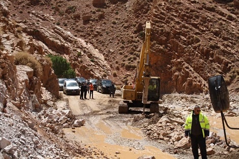 وزارة التجهيز تسخر إمكانياتها لإعادة فتح حركة المرور بالطرق المتضررة من الفيضانات