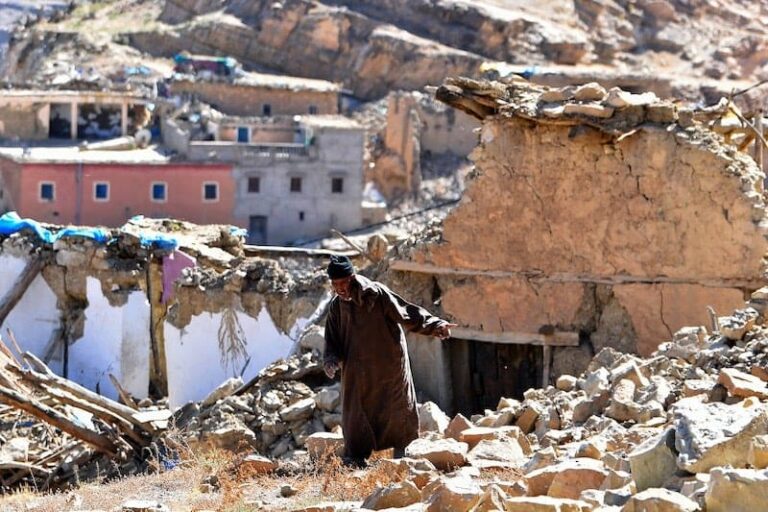 من تحت الأنقاض إلى قمم الجبال.. قصة فلاح يعيد بناء قطيعه بروح لا تنكسر