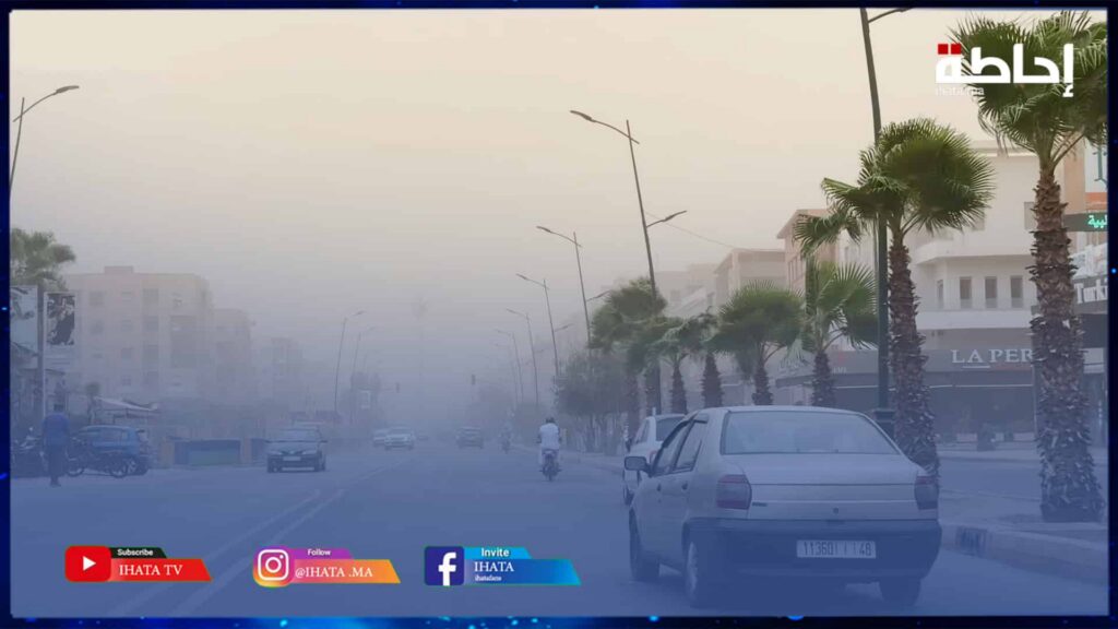 رياح قوية وغبار أحمر يُغطي سماء مدينة مراكش (فيديو)