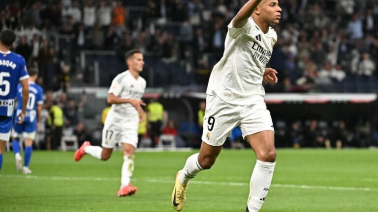 المهاجم الدولي الفرنسي لريال مدريد كيليان مبابي يحتفل بالهدف الثاني في مرمى ديبورتيفو ألافيس (3-2) في الدوري الاسباني في مدريد في 24 سبتمبر 2024