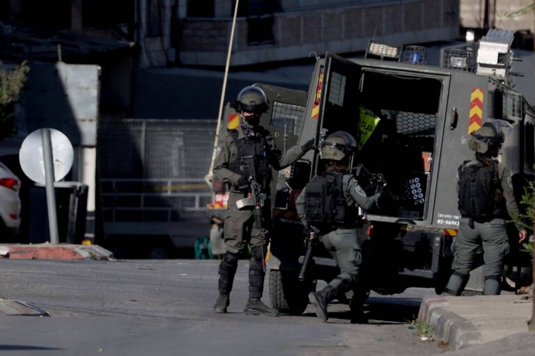 إسرائيل تعتقل 25 فلسطينياً من الضفة الغربية