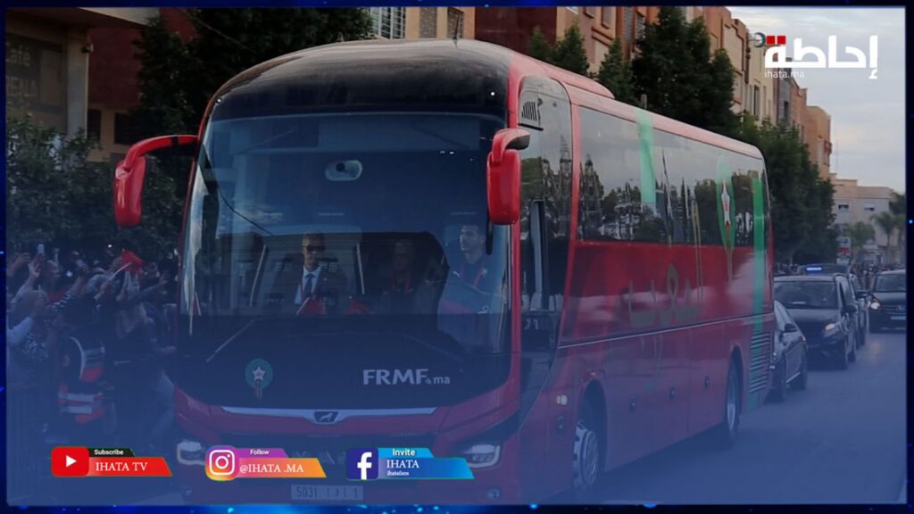 حفاوة استقبال وتشجيعات.. أسود الأطلس يصلون إلى ملعب وجدة لملاقاة إفريقيا الوسطى (فيديو)
