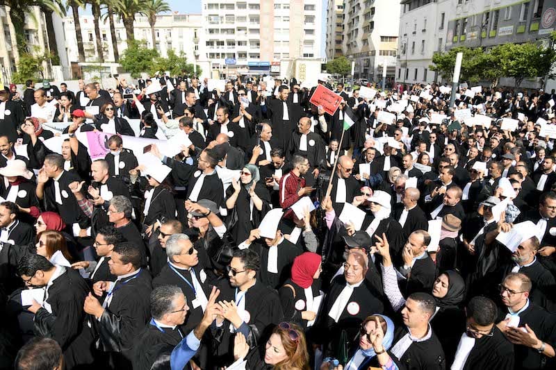 المحامون يصعدون ويعلنون مقاطعة الجلسات وصناديق المحكمة احتجاجا على الحكومة