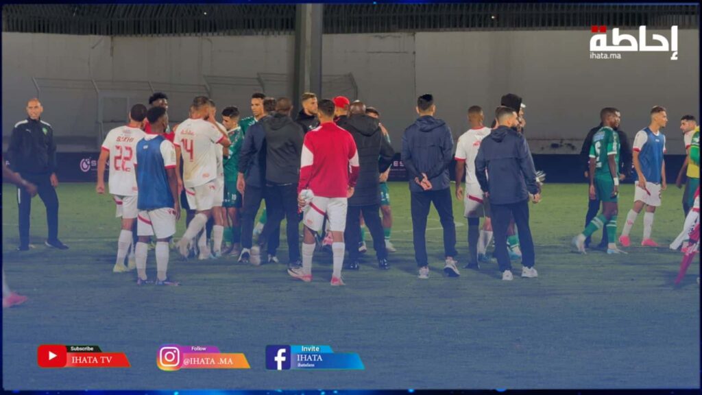 روح رياضية بين لاعبي الرجاء والوداد بعد نهاية الديربي (فيديو)