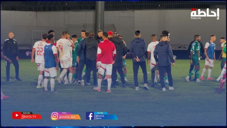 روح رياضية بين لاعبي الرجاء والوداد بعد نهاية الديربي (فيديو)